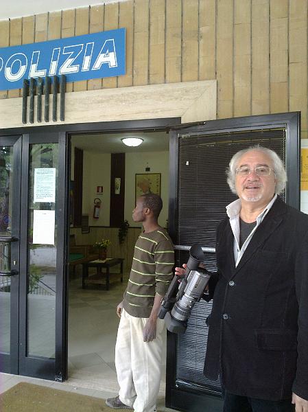 Nappa (5).JPG - IL REGISTA SALVATORE NAPPA PREPARA LA SCENA NEL COMMISSARIATO DI POLIZIA